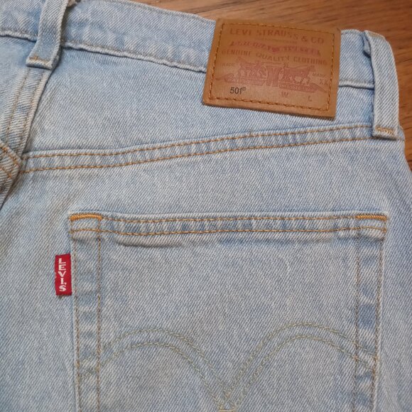 LEVI'S 501 original fit jeans in Wow Me Over 32" inseam (sz27) - Picture 14 of 16